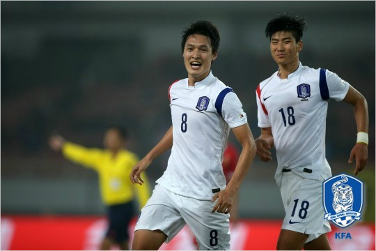 K리그클래식FC서울의신인미드필더박용우(등번호8번)는중국4개국친선대회에대체선수로출전해2경기에출전해2골을넣는맹활약으로신태용올림픽축구대표팀감독의확실한눈도장을찍었다.(자료사진=대한축구협회)