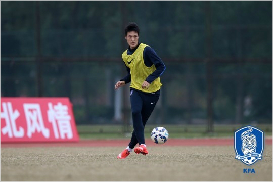 건국대3학년을마치고FC서울의유니폼을입은신인미드필더박용우는하대성과기성용등서울의중원을지켰던선배들처럼대형미드필더로성장할것이라는기대감을한몸에받고있다.(자료사진=대한축구협회)