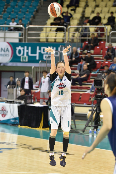 마지막3점슛을던지는하나은행홍보람(사진제공/WKBL)