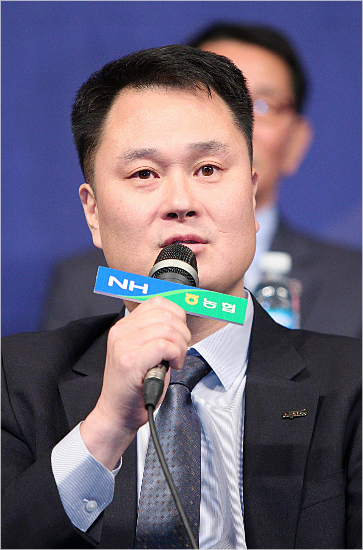 V-리그여자부한국도로공사의이호감독은건강상의이유로부임7개월만에물러난다.도로공사는잔여경기를박종익수석코치가감독대행을맡아지도한다.(자료사진=KOVO)
