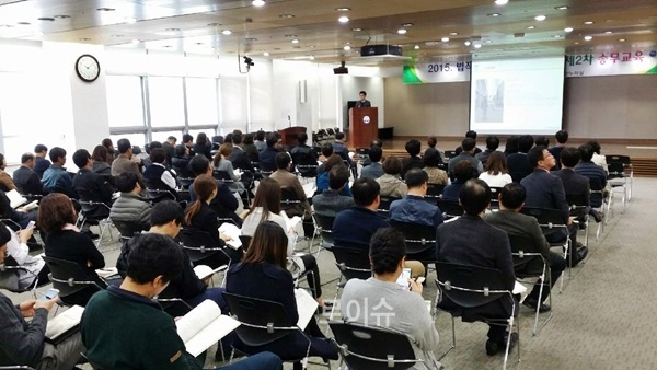 ▲수원지방검찰청공판송무부송창석공익법무관이18일성남시청한누리에서송무교육을실시하고있다.(사진제공=성남시청)