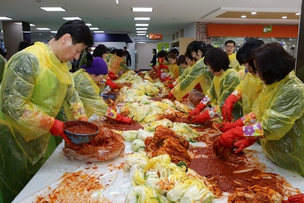 ▲18일울산지방법원구내식당에서불우보호소년들에게나눠줄김장을담그고있다.