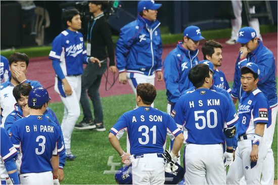 '정말힘빠지네'한국야구대표팀은일본의편의를위해18일꼭두새벽부터짐을싸대만에서일본으로이동하는강행군을소화했다.반면일본은오후여유있게비즈니스클래스로귀국해피로를최소화했다.(자료사진=윤성호기자)