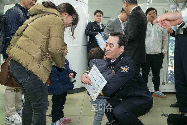 ▲권기선부산경찰청장이아이를안아주고있다.