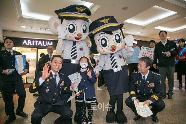 ▲아이와기념촬영을하고있는권기선부산경찰청장.