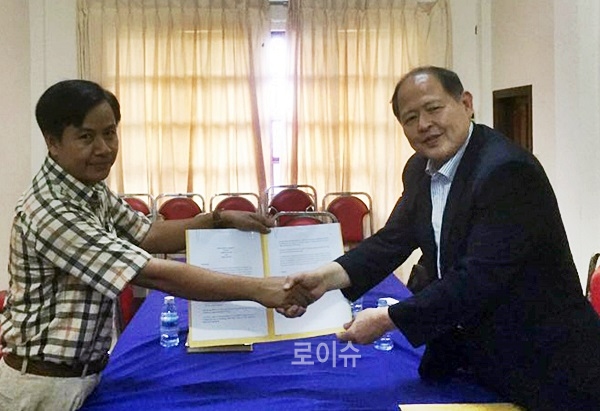 ▲이근용대외협력부총장(우측)과디아노린앙코르대학교부총장이협약체결후기념사진을찍고있다.(사진제공=대구대학교)