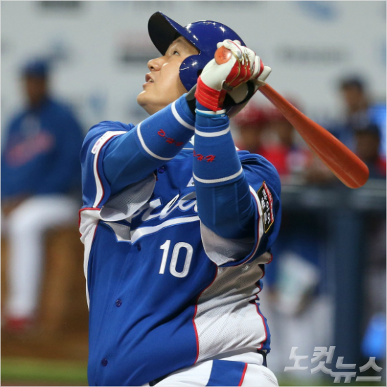 '내가바로조선의4번타자'19일일본과'2015WBSC프리미어12'4강전에서9회천금의역전결승2타점적시타로짜릿한1점차승리를이끈한국야구대표팀이대호.(자료사진=윤성호기자)