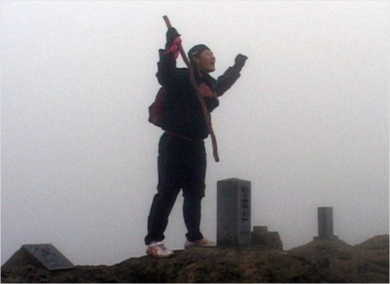 '대한민국최고타자될거야!'롯데시절인2005시즌뒤이대호가혹독한체중감량훈련중의일환으로해발1081m영축산정상에오른뒤포효하는모습.(자료사진=롯데)
