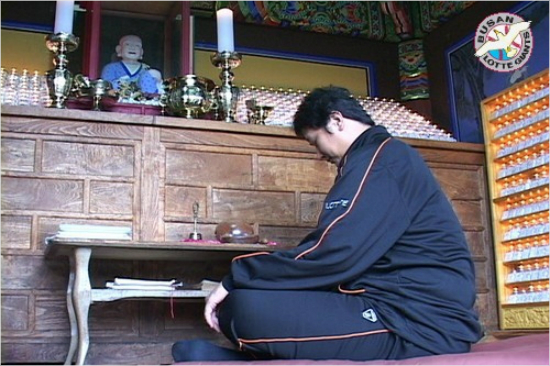 '속세의번뇌에서벗어나'2005시즌뒤이대호가경남양산통도사극락암에서훈련을소화하며수행하는모습.(자료사진=롯데)