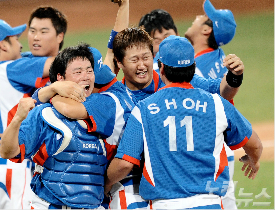 '다시봐도울컥'이택근(왼쪽부터),류현진,진갑용,이대호,윤석민,오승환,장원삼등한국야구대표팀이베이징올림픽쿠바와결승에서우승한뒤기뻐하는모습.(자료사진)