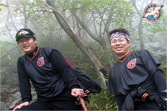 '이게벌써10년전얘기구나'이대호(왼쪽)가2005년롯데시절장재영트레이너와지옥의영축산등반훈련도중꿀맛휴식을취하며미소짓는모습.(자료사진=롯데)