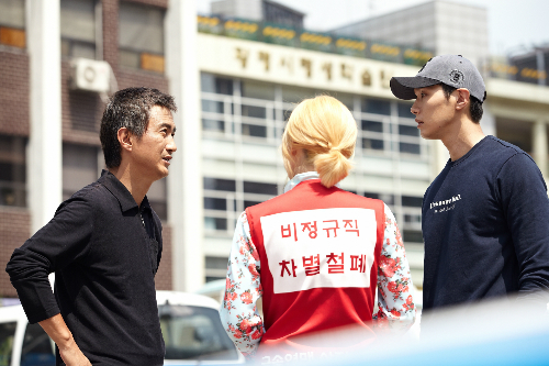 안내상(왼쪽)이드라마'송곳'촬영장에서후배연기자들과호흡을맞추고있다.(사진=JTBC제공)