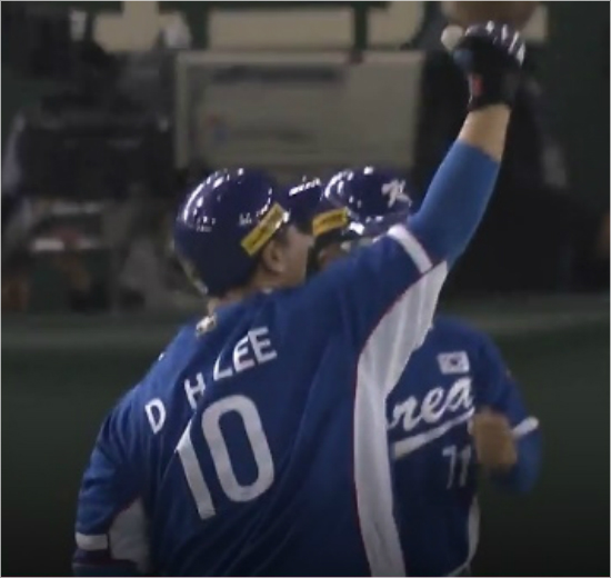'통렬한어퍼컷'한국야구대표팀이대호가19일일본과프리미어124강전에서9회역전결승2타점적시타를때려낸뒤주먹을불끈쥐어보이고있는모습.(사진=SBS중계화면캡처)