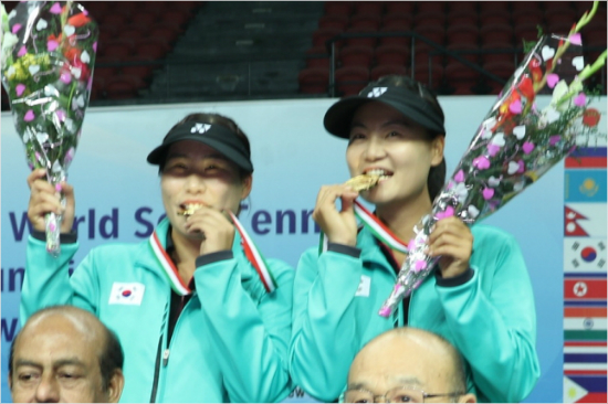 '유종의미'김애경(왼쪽)-주옥이21일세계정구선수권대회여자복식우승을차지하며그랜드슬램을달성한뒤금메달을깨물며기뻐하고있다.(뉴델리=대한정구협회)