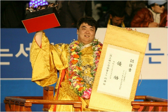 '3번째천하장사타이틀?'올해천하장사대회는강력한우승후보정경진이32강전에서탈락한가운데이슬기가통산3번째타이틀을차지할지,김진과장성복등이새천하장사의주인공이될지관심이다.사진은2013년천하장사에오른이슬기의모습.(자료사진=대한씨름협회)