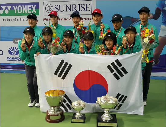 '장하다,한국정구'남녀정구대표팀선수들이22일(한국시각)제15회세계정구선수권대회에서역대원정대회최고성적을거둔뒤메달과트로피를들고기념촬영을하고있다.(뉴델리=대한정구협회)
