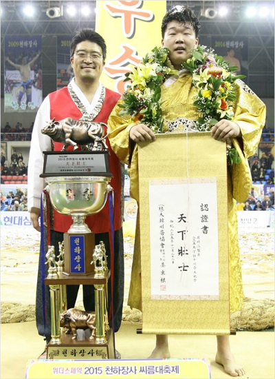 '내가바로천하장사'정창조(오른쪽)가22일천하장사결승에서친구김재환을누르고우승을차지한뒤황규연감독과포즈를취하고있다.(청양=대한씨름협회)