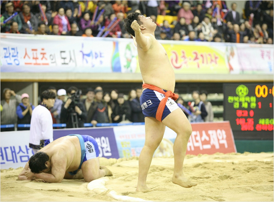 '친구야,미안해'정창조(오른쪽)가22일천하장사결승에서친구김재환을누르고우승을확정한뒤세리머니를하고있다.(청양=대한씨름협회)