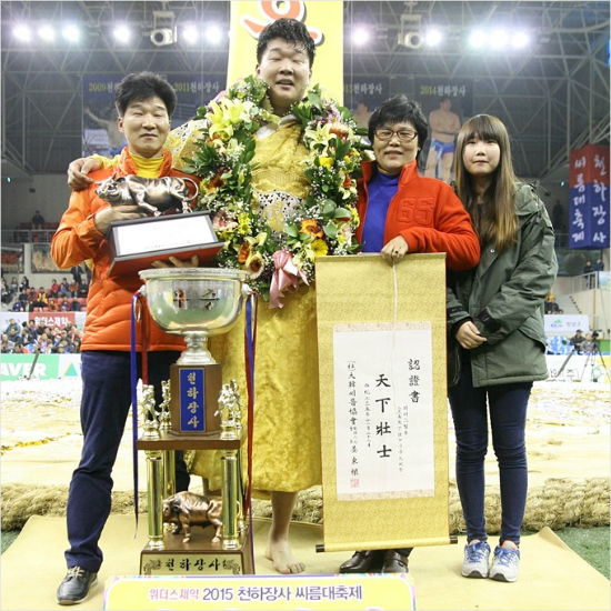 '외삼촌,보고계시죠?'정창조(왼쪽두번째)가22일천하장사에등극한뒤모래판위에서부모,동생등가족과함께기념촬영을하고있다.(청양=대한씨름협회)