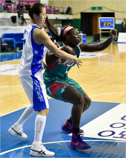 우리은행센터양지희(왼쪽)가하나은행첼시리를수비하는모습.(자료사진=WKBL)