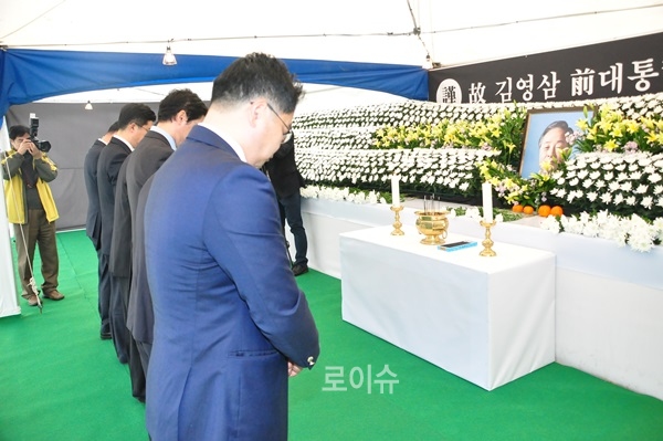 ▲김영삼전대톨령서거를애도하고있다.(사진제공=새정치민주연합경남도당)