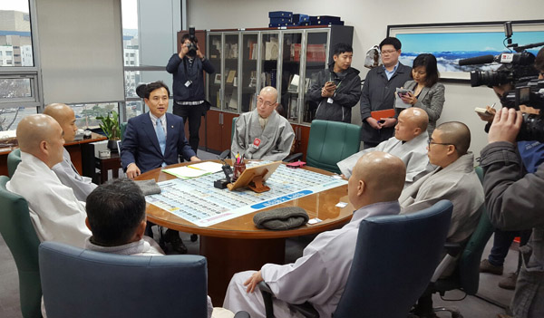 ▲23일조계사스님들이김진태의원실에항의방문했다.(사진=김진태의원페이스북)