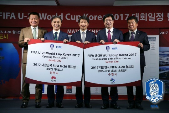 왼쪽부터전북축구협회김대은회장,전주시김승수시장,대한축구협회정몽규회장,수원시염태영시장,경기도축구협회이석재회장(사진제공/대한축구협회)