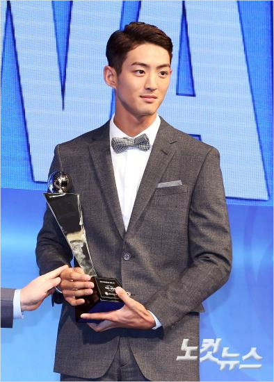'부모님,감사해요'삼성구자욱이24일The-K호텔컨벤션센터2층그랜드볼룸에서열린2015타이어뱅크KBO시상식에서신인왕수상소감을밝히고있다.(사진=윤성호기자)