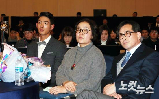 삼성구자욱이24일The-K호텔컨벤션센터2층그랜드볼룸에서열린2015타이어뱅크KBO시상식에서부모님과함께다른수상자들의모습을보고있다.(사진=윤성호기자)