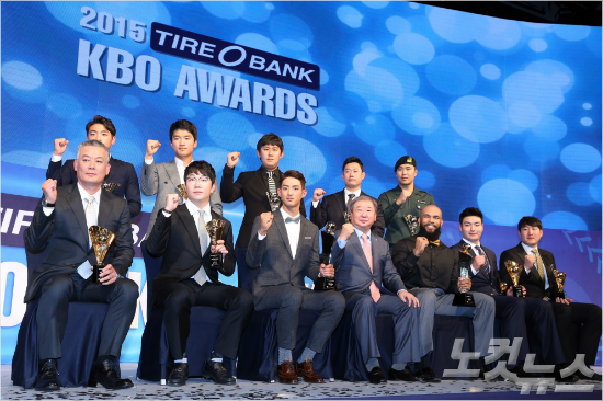 '누가안보이네'24일The-K호텔컨벤션센터2층그랜드볼룸에서열린2015타이어뱅크KBO시상식에서수상선수들이기념촬영을하고있다.(사진=윤성호기자