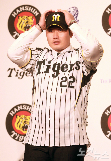 '이번엔어떤유니폼입어볼까'삼성에이어일본한신까지최고마무리로활약한오승환은이제MLB도전도노리고있다.사진은2013시즌뒤한신입단식때모습.(자료사진=황진환기자)