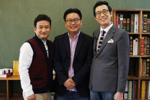 우리말맞춤법동영상을기획한성신여대서경덕교수(가운데)가방송인서경석(왼쪽),이윤석과포즈를취하고있다.(사진=서경덕교수제공)
