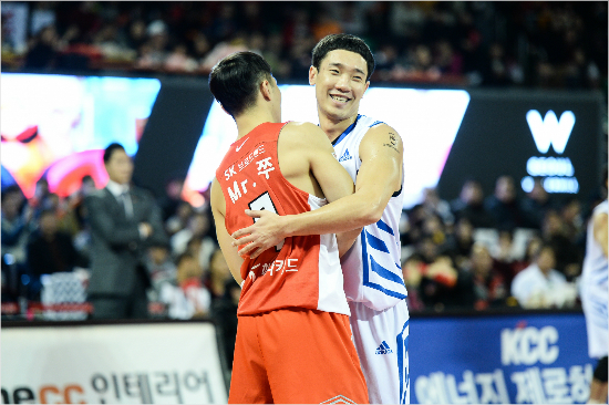 주희정(왼쪽)이SK에서뛰던지난시즌통산900경기출전기록을세우자당시삼성소속이정석이포옹하며축하하는모습.그러나올시즌둘은유니폼을바꿔입었다.(자료사진=KBL)
