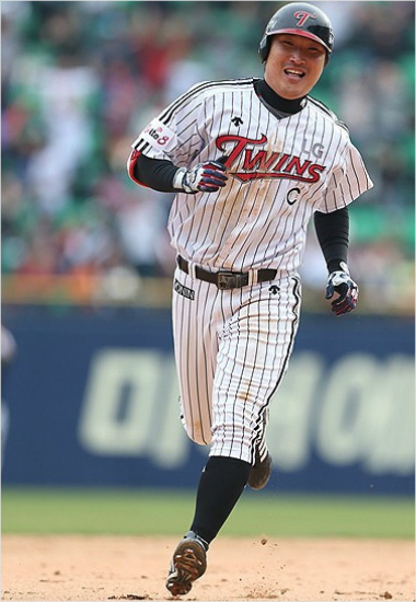 '앗싸~,이제간다'2차드래프트에의해신생팀케이티로이적하는전LG주장이진영.(자료사진=LG)