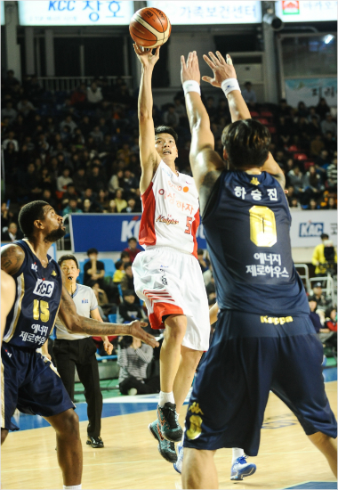 '너만막으면돼'SK김선형(가운데)이27일경기에서슛을시도하자KCC하승진이수비하고있다.(전주=KBL)