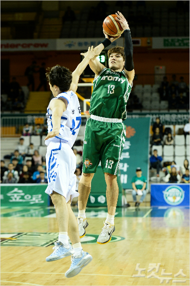 외곽슛을시도하는원주동부윤호영(사진제공/KBL)
