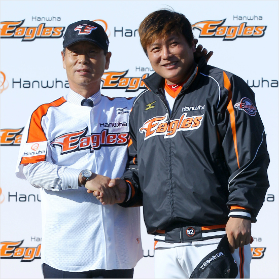 '태균아,2년더함께하자'한화와4년총액84억원에재계약한간판타자김태균(오른쪽).사진은지난해김성근감독취임식때함께한모습.(자료사진=박종민기자)