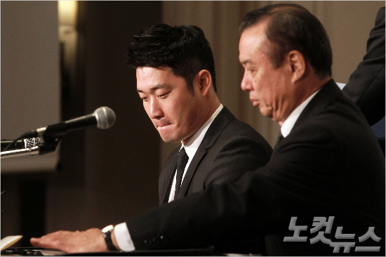 '도박문제괜찮아요'한신은이번달오승환(왼쪽)과재계약협상을하면서도박연루설에대한진상조사도진행했다.사진은지난2013시즌뒤오승환의한신입단식에서구단단장과함께한모습.(자료사진=황진환기자)