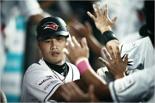 "홈런왕부활했습니다."27홈런을친김상현이케이티에남았다.(사진=케이티위즈제공)