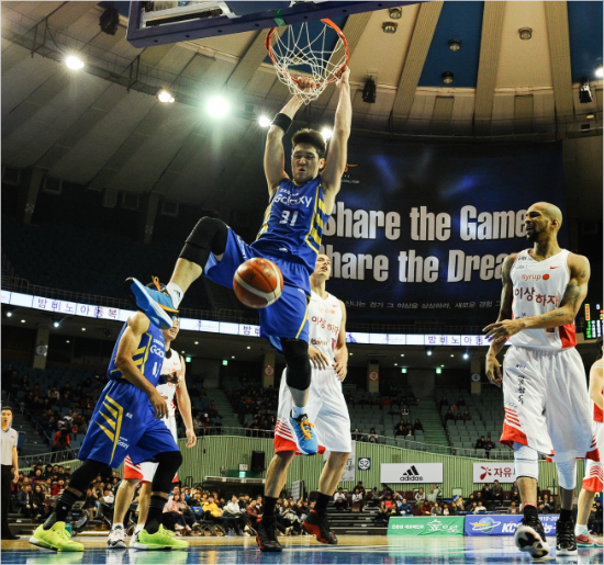삼성김준일이29일SK와홈경기에서호쾌한두손덩크를꽂는모습.(자료사진=KBL)