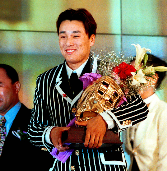 '논란의여지없죠?'삼성이승엽이1999년골든글러브시상식에서1루수부문수상자로결정된뒤기뻐하는모습.(자료사진=삼성)