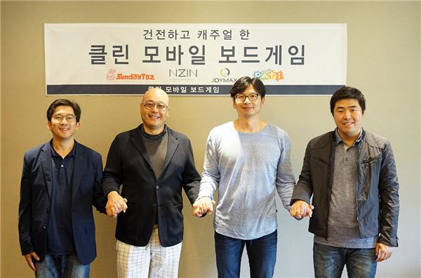 (왼쪽부터)이정웅 선데이토즈 대표, 남궁훈 엔진 대표, 이길형 조이맥스 대표, 이대형 파티게임즈 대표.