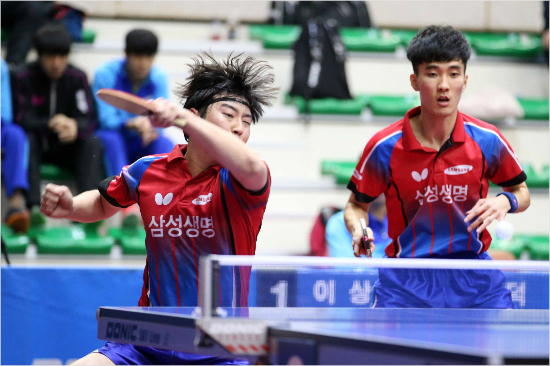 '기분이안나요'삼성생명이상수(오른쪽)-서현덕이30일포스코에너지컵한국실업탁구대회결승전경기를치르고있다.(영주=월간탁구)