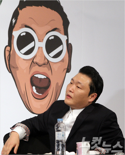 가수싸이가30일오후서울여의도콘래드호텔에서정규7집'칠집싸이다'발매기자회견을갖고취재진의질문에답하고있다.싸이정규7집‘칠집싸이다’에는내수용타이틀곡‘나팔바지’와수출용타이틀곡‘대디(Daddy)’등총9곡이수록됐다.(황진환기자)