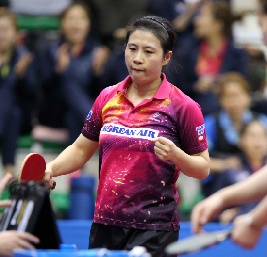 '나아직안죽었어!'김경아가1일포스코에너지컵실업탁구대회여자단체전결승에서득점에성공한뒤주먹을불끈쥐는모습.(영주=월간탁구)
