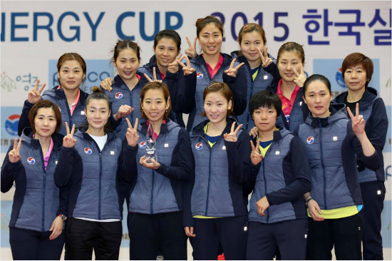 대한항공여자탁구단이1일한국실업탁구대회단체전에서우승한뒤기념촬영을하는모습.(영주=월간탁구)