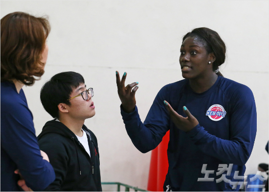 '이제한국어실력도늘릴게요'첼시리(오른쪽)가KEB하나은행훈련도중정선민코치(왼쪽)와통역을통해대화를나누는모습.(사진=윤성호기자)