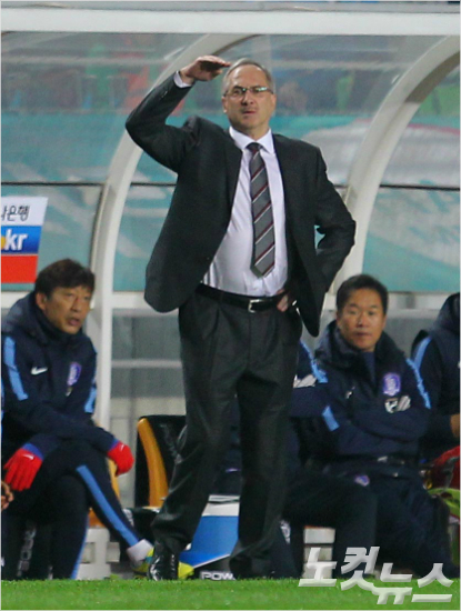 울리슈틸리케축구대표팀감독은현재아시아축구연맹(AFC)소속국가중국제축구연맹(FIFA)세계랭킹이가장높은이란을제치고아시아1위로올라선다는분명한목표를제시했다.박종민기자