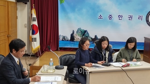 ▲최우용동아대법학전문대학원교수의진행으로토론참여자들이실제토론회와같은방식으로열띤토론을벌이고있다.▲(사진제공=부산시선거관리위원회)