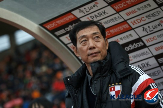 시즌내내부진한성적에그쳤던부산의지휘봉을잡은최영준감독은지난10월부임후단한경기도승리하지못한채기업구단최초의2부리그강등을경험하게됐다.(자료사진=한국프로축구연맹)